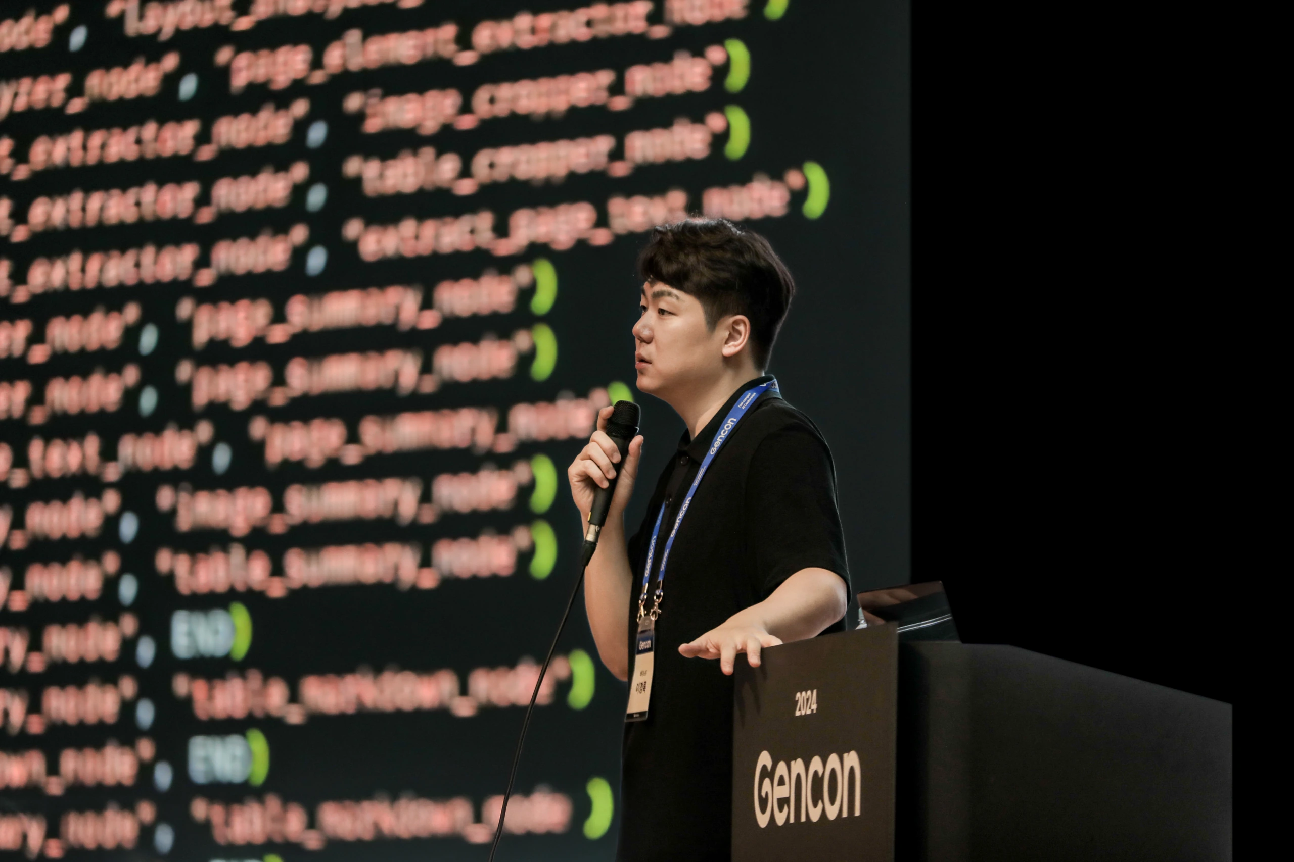 GenCon에서 최신 LLM 기술을 주제로 강연하는 이경록 강사